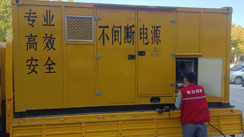 排湖风景区柴油发电机组和UPS电源配合使用时，如何避免切换过程中的电力中断？